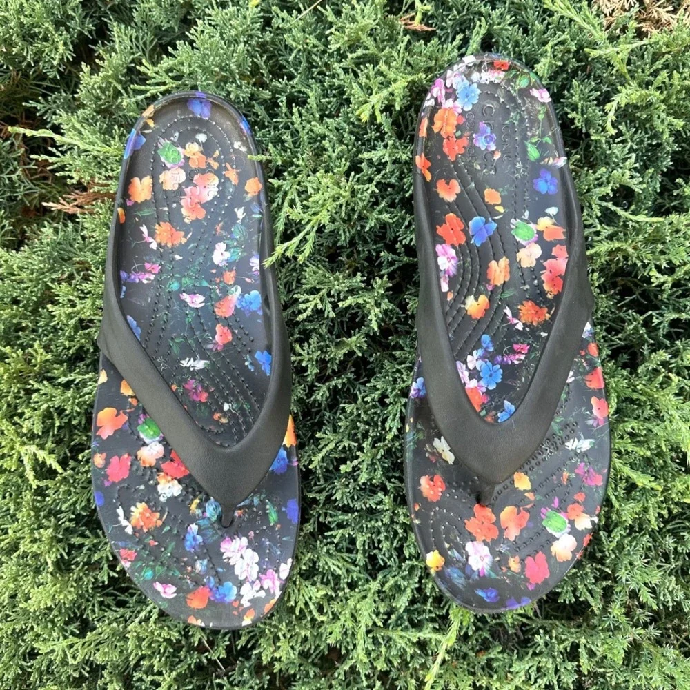 Crocs Kadee II Floral Print Flip Flop Sandals Black Women's Size 9 Shoes - Picture 2 of 10